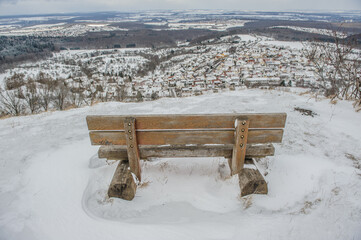 Panorama Schneelandschaft mit Aussichtsbank an Wanderweg Gustav-Str&ouml;hmfeld-Weg und Eduard M&ouml;rike Weg am ehemaligen Vulkanschlot Jusiberg in Kohlberg 