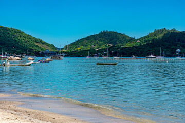 barcos no mar da ilha de Florianópolis