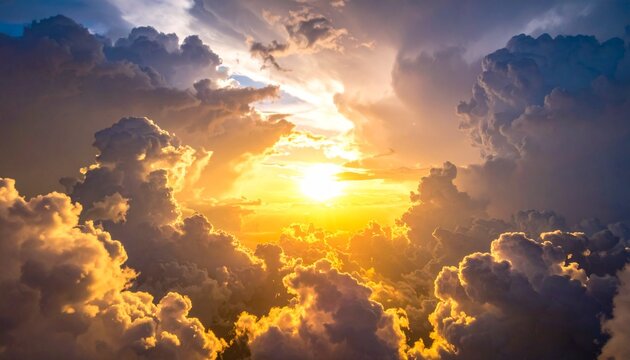 厚く重なる嵐雲の隙間から、力強く差し込む朝日の光。
暗い空と黄金色の光が生み出す、劇的なコントラストの風景。