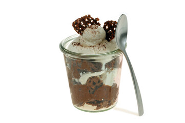 Verrine de tiramisu maison aux speculoos avec une cuillère en gros plan isolée sur fond blanc