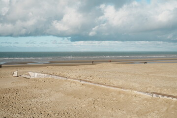 Nuages sur la plage de Koksijde ou Coxyde &agrave;  la mer du nord en Flandres, Belgique, Europe
