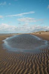Flaque d'eau sur la plage de Koksijde ou Coxyde &agrave;  la mer du nord en Flandres, Belgique, Europe