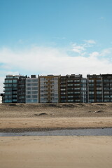 Immeubles sur la digue &agrave; Koksijde ou Coxyde &agrave;  la mer du nord en Flandres, Belgique, Europe