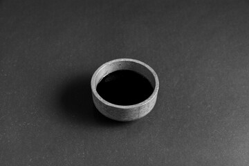 dip de salsa de soja en fondo negro