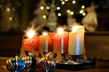 Weihnachtsdekoration im Kerzenschimmer 