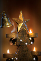 Weihnachtsdekoration im Kerzenschimmer 