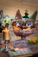 Weihnachtsdekoration mit Wicktelm&auml;nner und Kerze 