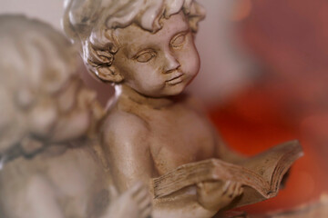 Weihnachtsdekoration mit Keramik-Engel 