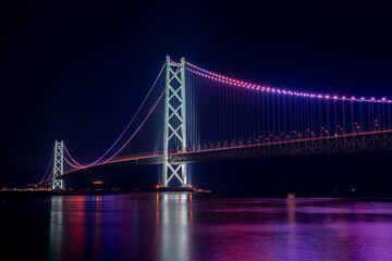日本の兵庫県にある明石海峡大橋の夜景