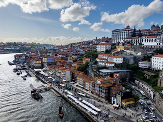 Obraz premium View over the Rio Douro towards the old town of Porto, Portugal.