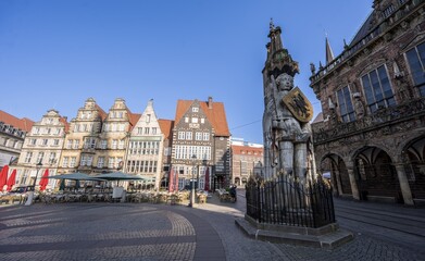 Landmark Bremen Roland, Roland statue on the market square, in the morning light, Altstadt, Bremen, Germany