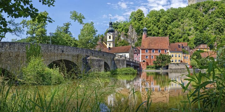 Panoramic view of the ancient stone bridge over the river Naab with the church tower of St Michael and the leaning tower of the old town hall in the background, Kallm&uuml;nz, Upper Palatinate, Bavaria, Germany