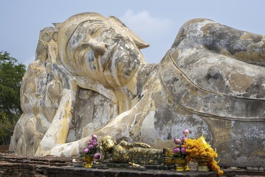 Reclining Buddha statue, transition to Nirvana, Wat Lokayasutha, Ayutthaya, Thailand