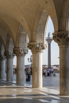 Arcades of the Doge's Palace, Colonna di San Todaro column at the back, Palazzo Ducale, Venice, Veneto, Italy