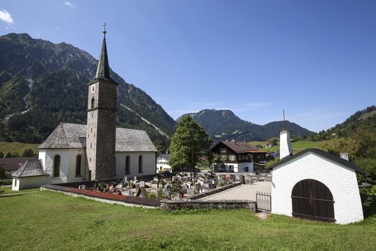 Church and cemetery in Hinterstein, Bad Hindelang, Oberallg&auml;u, Allg&auml;u, Bavaria, Germany