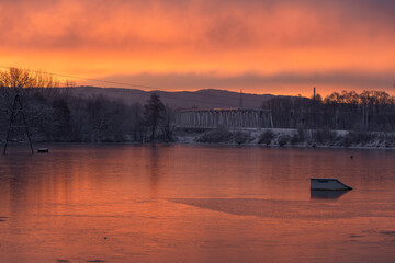 Wsch&oacute; śłońca w Goczałkowice Zdr&oacute;j, widok na linie kolejową. 