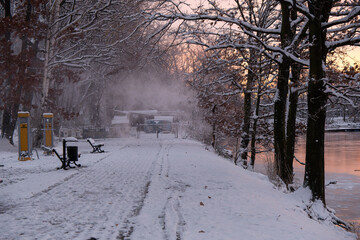 Zimowy poranek w parku w Goczałkowice Zdr&oacute;j w wietrzną śnieżną pogodę. 