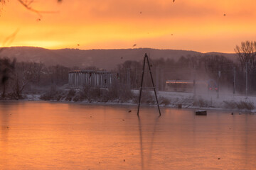 Wsch&oacute; śłońca w Goczałkowice Zdr&oacute;j, widok na linie kolejową. 