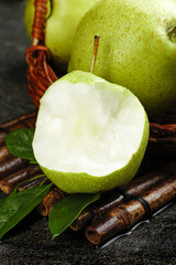Fresh Green Pucheng Pears Shaanxi - Crisp Juicy Fruit Cut in Half