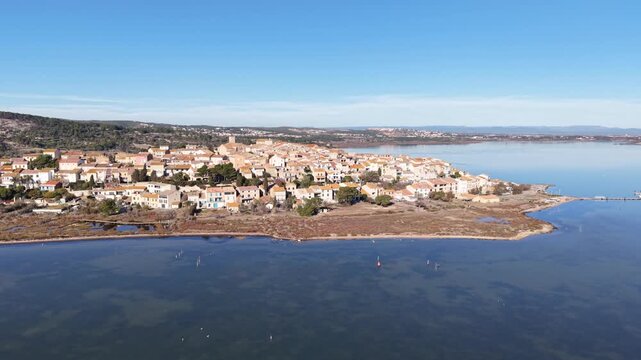 Le village de Bages (11100) dans l'Aude en Occitanie