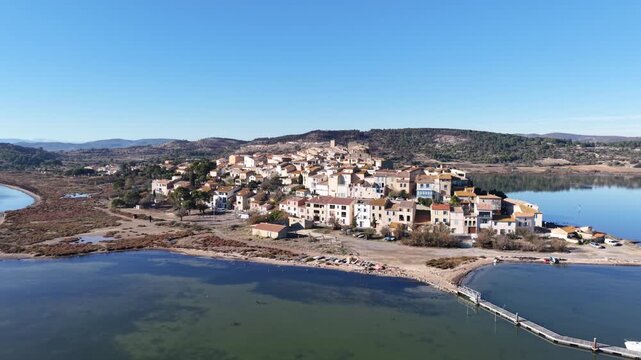 Le village de Bages (11100) dans l'Aude en Occitanie