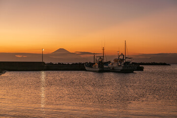 夕暮れの漁港と富士山を望む静かな海　神奈川県三浦半島