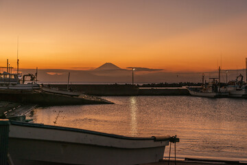 夕暮れの漁港と富士山　神奈川県三浦半島