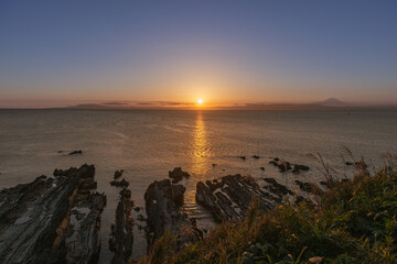 荒崎公園から望む相模湾と伊豆半島に沈む夕日と富士山