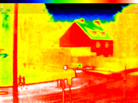 Thermal image, house buiding, color scale.