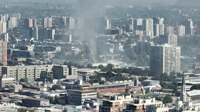 Video a&eacute;reo con drone incendio en Santiago