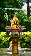 방콕의 공원에 설치된 불교 기도 제단