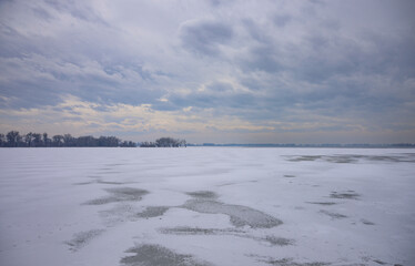 Obraz premium winter landscape with frozen lake