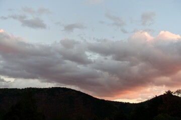 山のシルエットと夕焼け雲