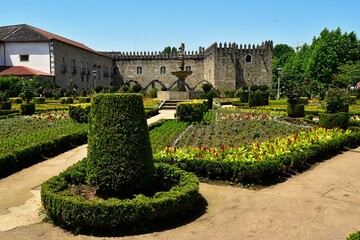 Le Jardin Santa Barbara devant l&rsquo;aile gothique du palais &eacute;piscopal de la ville de Braga au Portugal