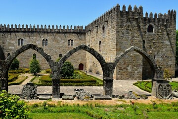 L&rsquo;aile gothique du palais &eacute;piscopal de la ville de Braga au Portugal
