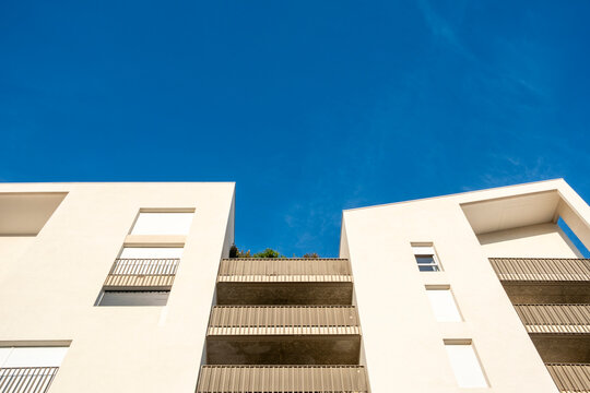 Sunlight accentuates geometry and minimalism across the modern architecture facade, strengthening housing design expression through contrast and harmonious urban lines