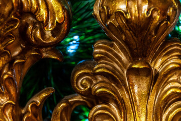 Decoración navideña en el interior de una casa.