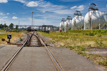 Kugelf&ouml;rmige Industrietanks mit Eisenbahngleis im Industriegebiet - Lingen - Emsland