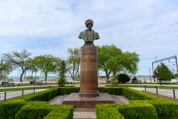 Obraz premium Monument of a historical figure in a park setting