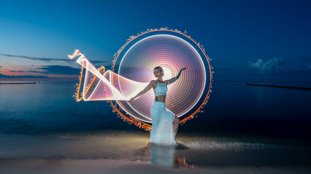 Lightpainting mit einem Model am Strand von Usedom