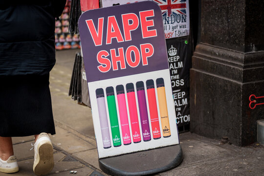 Imgenes de Vape Shop Sign: descubre bancos de fotos, ilustraciones,  vectores y vdeos de 4,161 | Adobe Stock