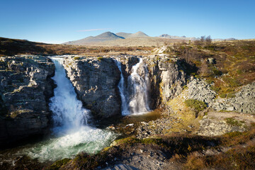 Obraz premium Dramatic canyon waterfall in bright Norwegian sunlight