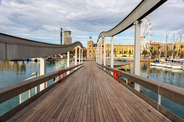 Obraz premium Views of the city of Barcelona from the drawbridge and walkway of the city's marina, Spain.