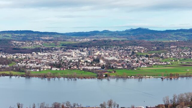 Uster im Dezember, Gr&uuml;ne Wiesen im Winter in der Schweiz