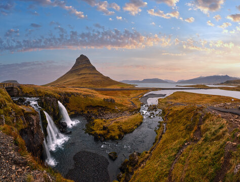 Fototapeta Famous picturesque Kirkjufell mountain and Kirkjufellsfoss waterfall next to Grundarfjörður at West Iceland autumn view.