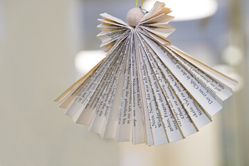 Papierengel aus Zeitungspapier gefaltet - Engelfigur