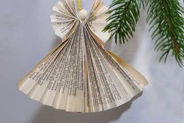 Papierengel als Dekoration - Engelfigur aus Zeitungspapier