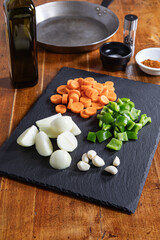 Mis en Place mit Guss Pfanne im Hintergrund © David_Dietz