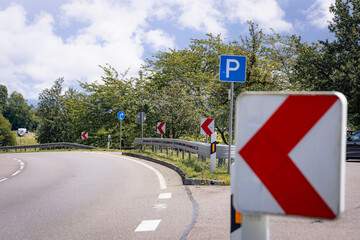 Verkehrszeichen in einer Kurve