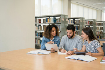 Fototapeta premium Diverse group of students collaborating in a library